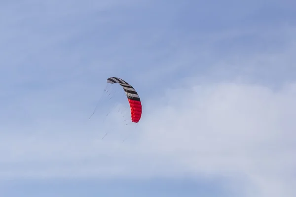 Kite stunt na niebieskim niebie — Zdjęcie stockowe