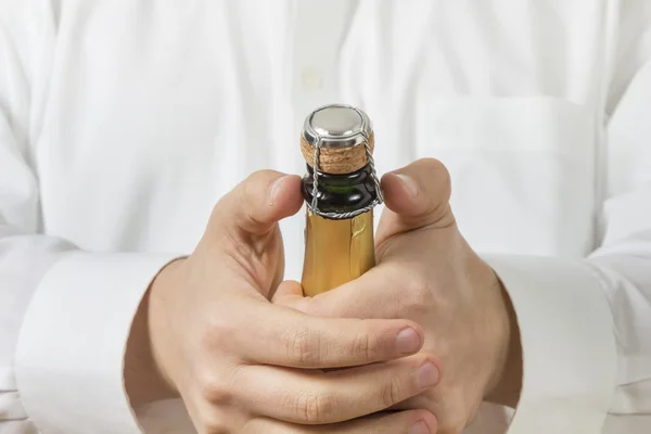 Waiter opening a botle of Champagne — Stock Photo, Image