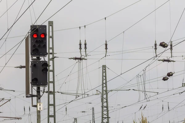 Sygnał czerwony i przewody wysokiego napięcia — Zdjęcie stockowe