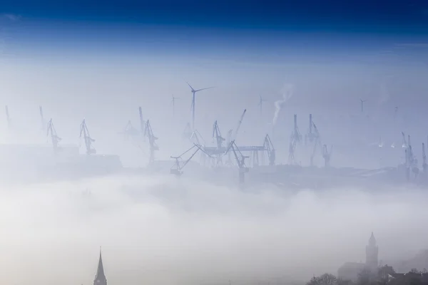 Antena z portu w gęstej mgle — Zdjęcie stockowe