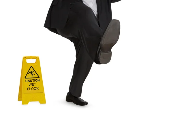 Islak zemin üzerinde kaymasını takım elbiseli adam