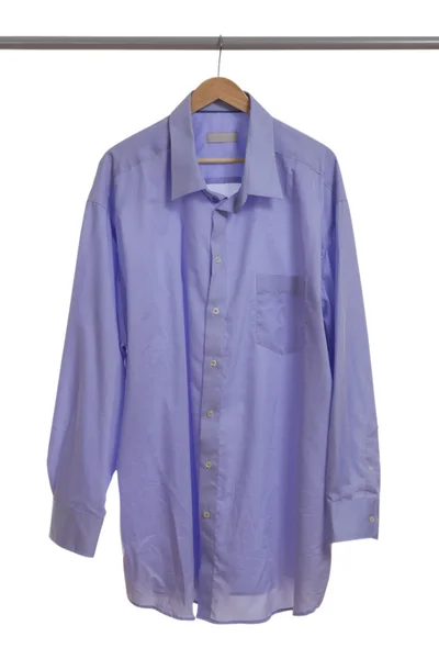 Синяя рубашка на вешалке — стоковое фото