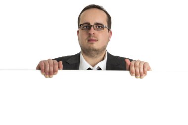 Beyaz duvar arkasında genç işadamı