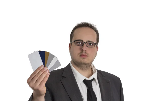 Человек в костюме с кредитными картами — стоковое фото