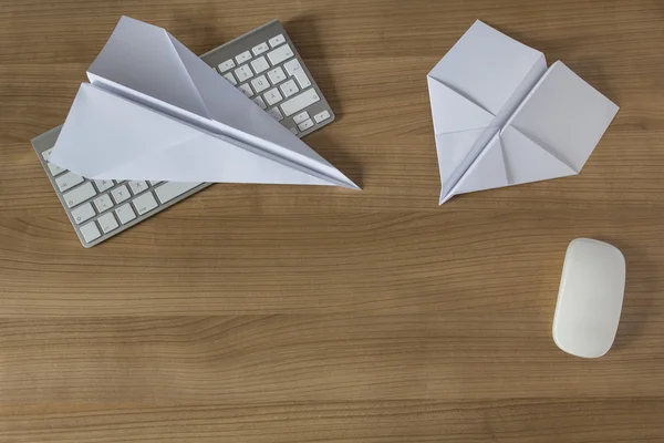 Avión de papel en un escritorio de oficina — Foto de Stock