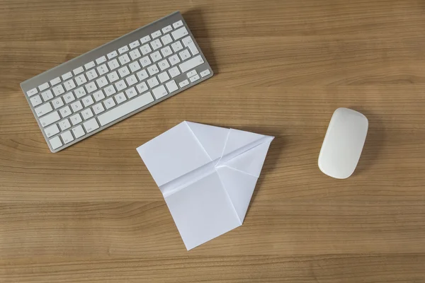 Papier vliegtuig op een bureau — Stockfoto