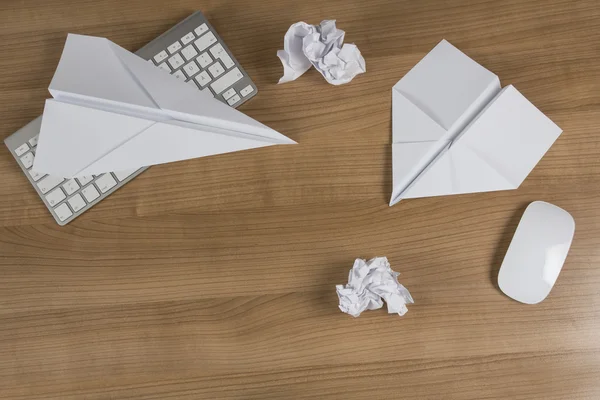 Avión de papel en un escritorio de oficina — Foto de Stock