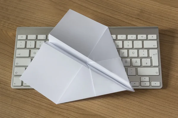 Avión de papel en un escritorio de oficina — Foto de Stock