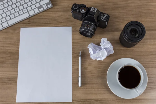 Plocha s kamerou prázdný list a káva — Stock fotografie