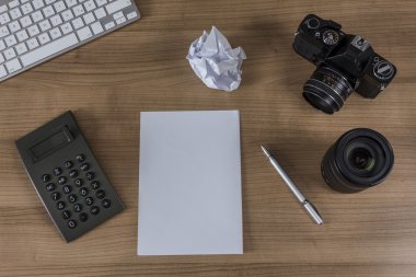 Masaüstü ile fotoğraf makinesi klavyesini ve hesap makinesi