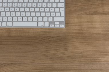 Modern klavye üstünde a okul sırası