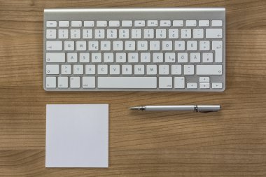 Modern klavye üstünde a okul sırası