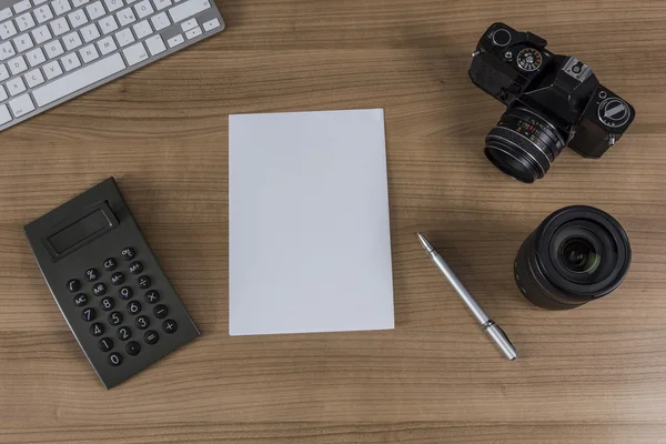 Desktop met camera toetsenbord en rekenmachine — Stockfoto