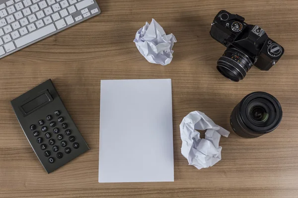 Desktop met camera toetsenbord en rekenmachine — Stockfoto