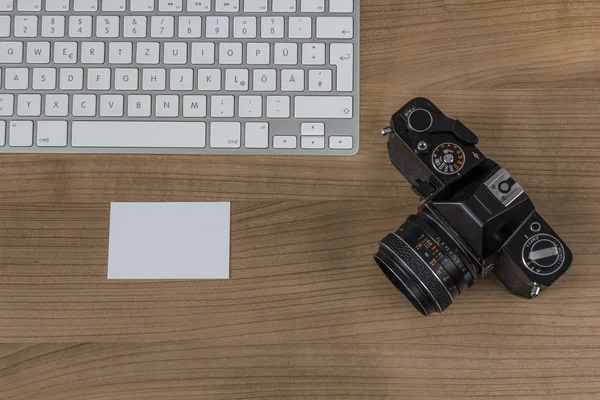 Kameratastatur und Visitenkarte auf einem Desktop — Stockfoto