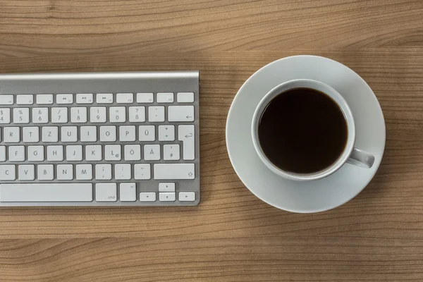 Teclado moderno em um desktop — Fotografia de Stock