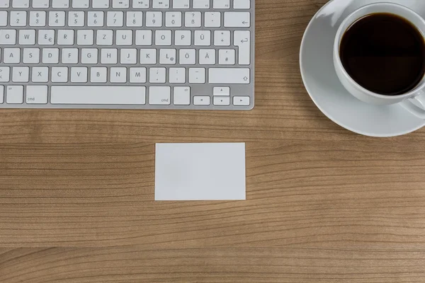 Teclado moderno en un escritorio — Foto de Stock