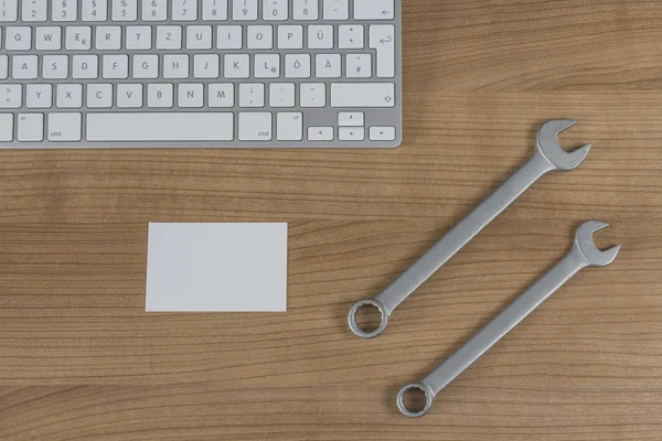 Keyboard and wrenches on Desktop — Stock Photo, Image