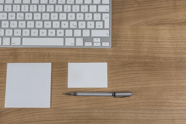 Moderne Tastatur auf einem Desktop — Stockfoto