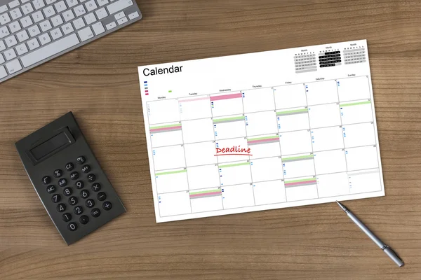 Calendrier Date limite et calculatrice sur table en bois — Photo