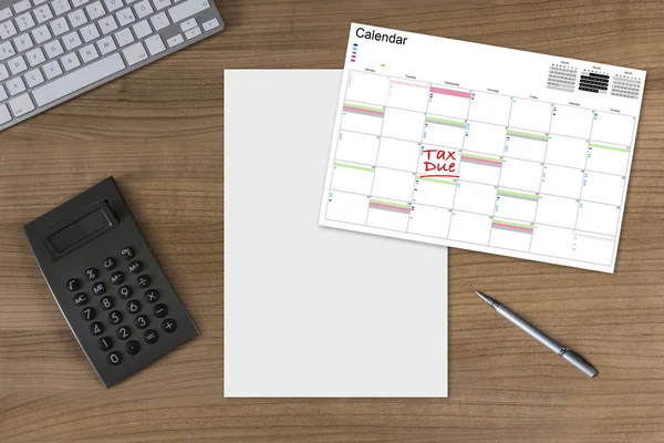 Kalender Tax verschuldigd leeg vel en calculator op houten tafel — Stockfoto