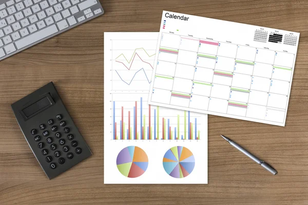 Kalender Diagram blad en calculator op houten tafel — Stockfoto