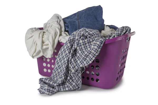 Cesta de lavandería violeta con ropa — Foto de Stock