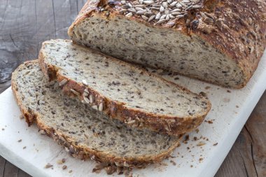 ev yapımı kahverengi ekmek 