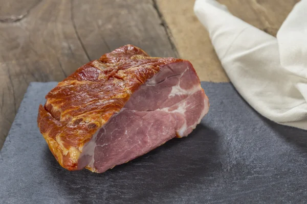 Chuleta de cerdo ahumada sobre mesa de madera —  Fotos de Stock