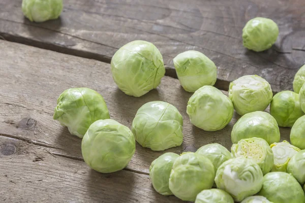 Brussels sprouts on wood — Stock Photo, Image