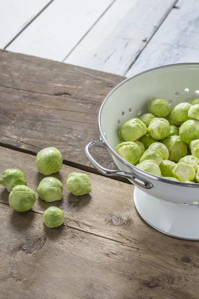 Brussels sprouts in a sieve on a table — Stock Photo, Image