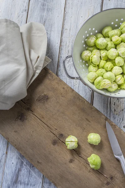 Choux de Bruxelles dans un tamis sur une table — Photo