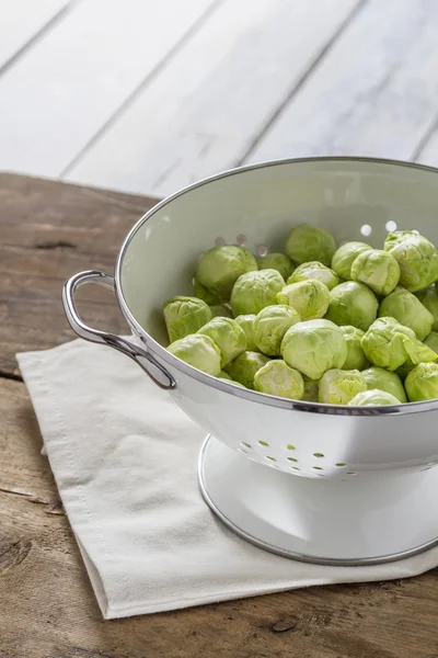 Brussels sprouts in a sieve on a table — Stock Photo, Image