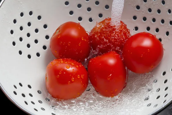 Tomaten waschen — Stockfoto