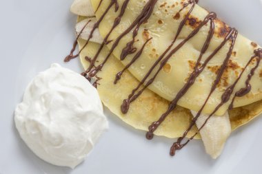 Krep muz ve çikolata sosu ile