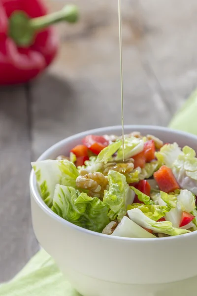 Салат с маслом в миске — стоковое фото