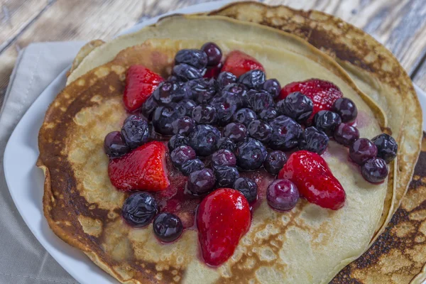 Pancakes with fruits — Stock Photo, Image