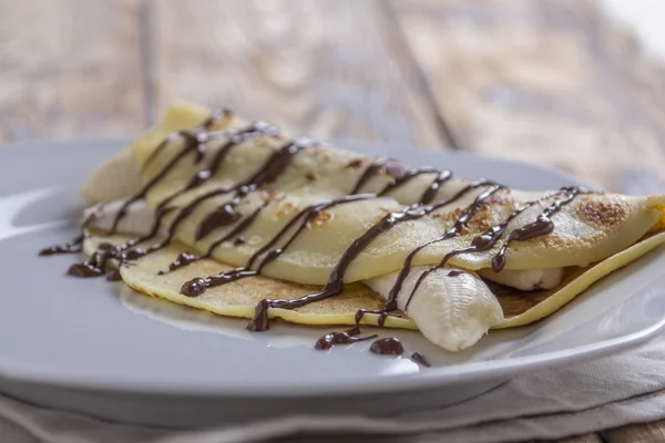 Crepe with banana and chocolate sauce — Stock Photo, Image