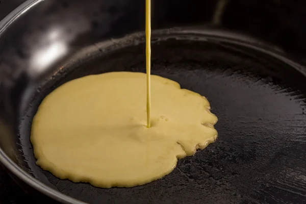 Pâtes à crêpes verser dans la casserole — Photo