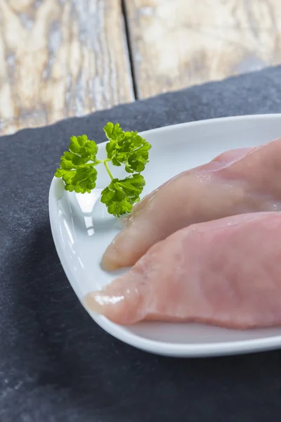 Filete de pechuga de pollo en pizarra —  Fotos de Stock