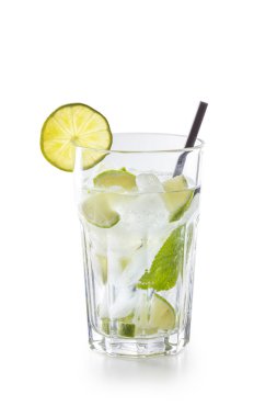 Mojito üzerine beyaz kokteyl