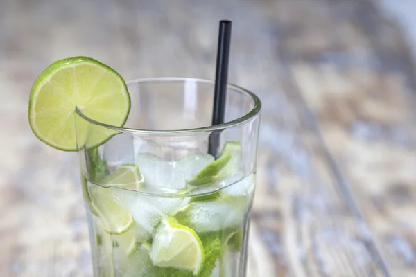 Coquetel Mojito na mesa de madeira Imagem De Stock