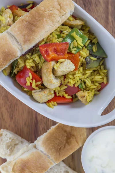 Cuenco con pollo de arroz con sabor a curry y verduras — Foto de Stock