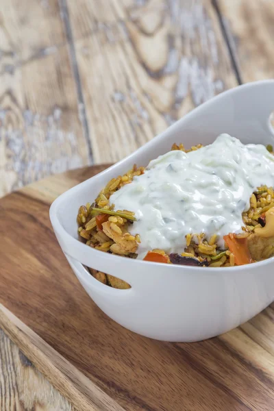 Cuenco con pollo de arroz con sabor a curry y verduras — Foto de Stock