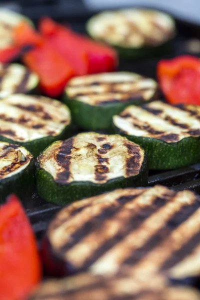 Zucchini-Auberginen und Paprika auf dem Grill — Stockfoto