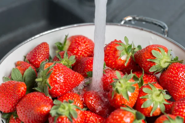 Erdbeeren putzen — Stockfoto