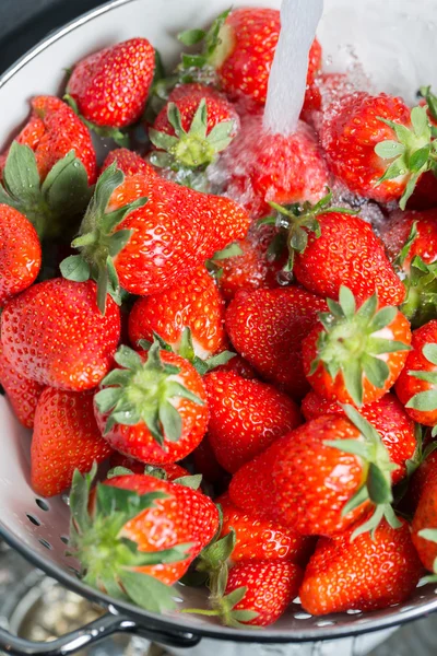 Erdbeeren putzen — Stockfoto