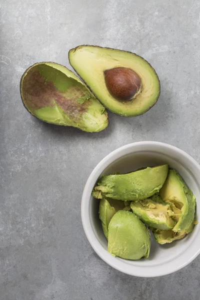 Förbereda guacamole — Stockfoto