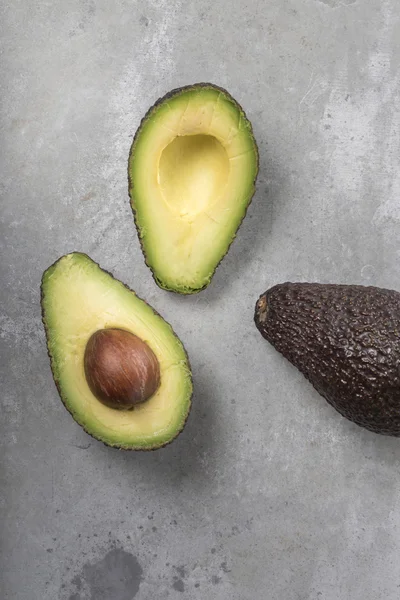 Halva och hela avokado — Stockfoto