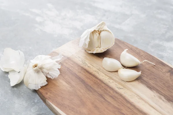 Garlic on wooden board — Stock Photo, Image